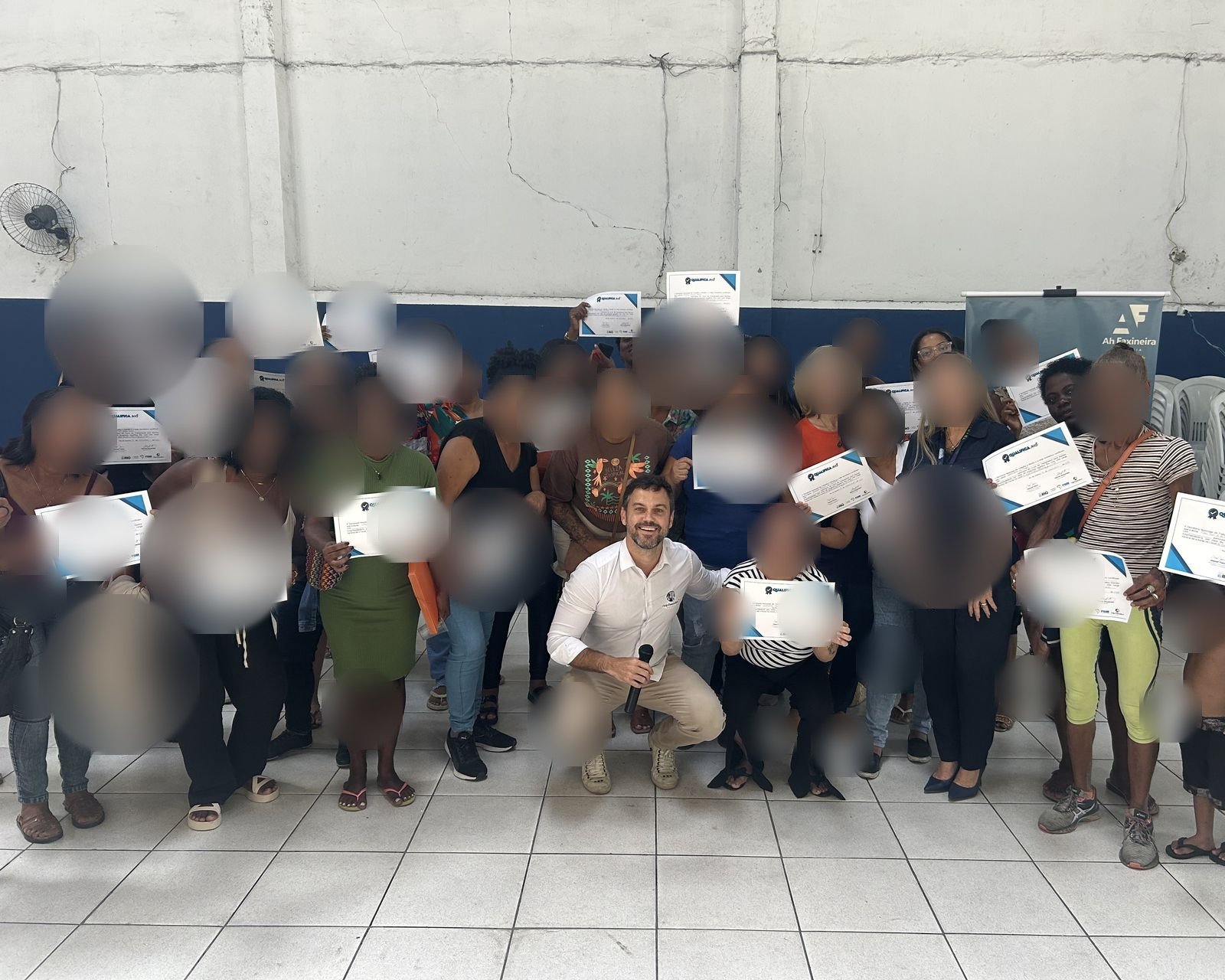 Turma de profissionais formadas exibindo certificados do programa Qualifica.Rio