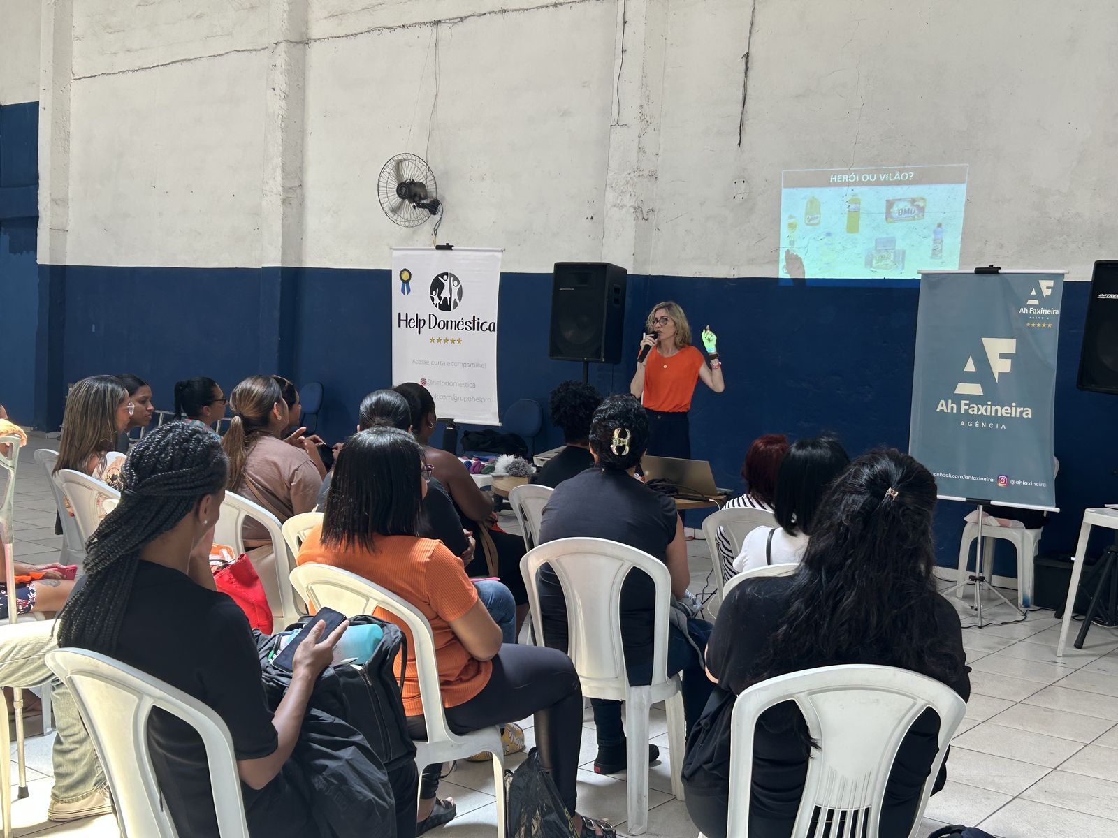 Aula sobre produtos de limpeza durante o treinamento gratuito