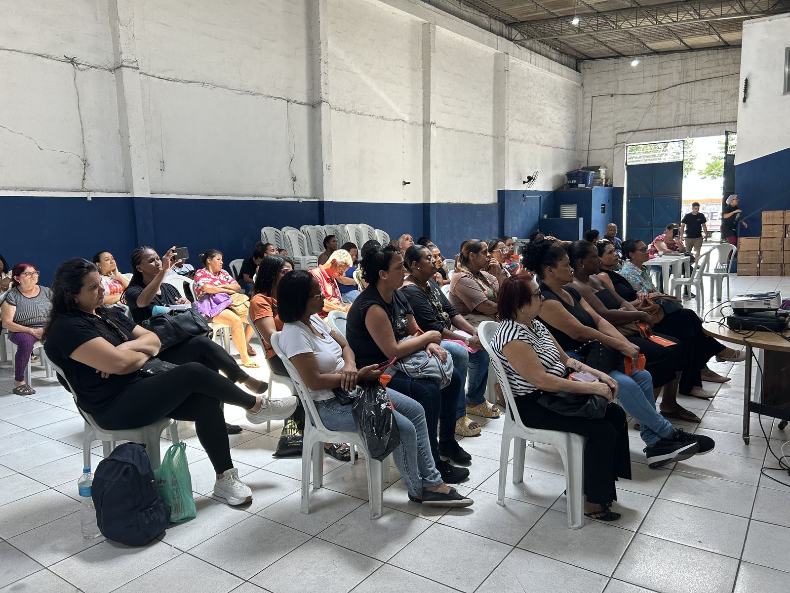 Turma de alunas assistindo ao treinamento de limpeza profissional